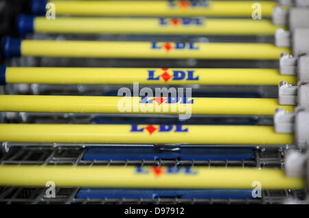 (FILE) - A file picture dated 25 February 2009 shows shopping carts of a lidle supermarket in Dresden, Germany. German discount supermarket Lidl considers to expand their chain of supermarkets to the USA and currenty verifies profitability and feasability, accoriding to Lidl in Neckarsulm on 13 June 2013. Photo: Ralf Hirschberger Stock Photo