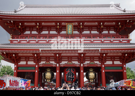 Hozomon of Senso-ji Temple, Asakusa, Tokyo, Japan, with large crowd of tourists Stock Photo