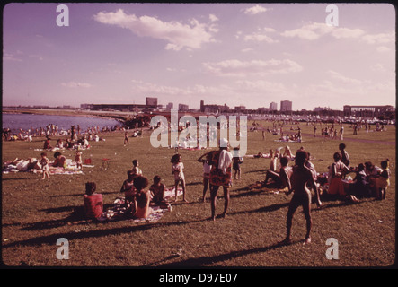 File:BLACK FAMILY ENJOYING THE SUMMER WEATHER AT CHICAGO'S 12TH STREET BEACH  ON LAKE MICHIGAN. FROM 1960 TO 1970 THE - NARA - 556297.jpg - Wikimedia  Commons