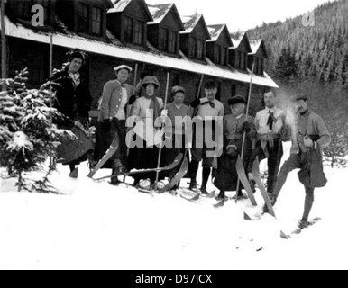 Skiers outside of Paradise Inn, Mount Rainier National Park Stock Photo