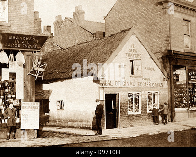 Eccles Old Thatched Cottage Eccles Cakes early 1900s Stock Photo