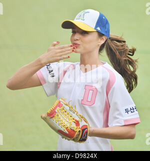 Seoul, South Korea. June 13, 2013.  Miranda Kerr, June 13, 2013, Seoul, South Korea : Model Miranda Kerr throws a kiss during the game of Dusan Bears against SK Wyverns at the Jamsil Baseball Stadium in Seoul, South Korea, on June 13, 2013. Credit:  Aflo Co. Ltd./Alamy Live News Stock Photo