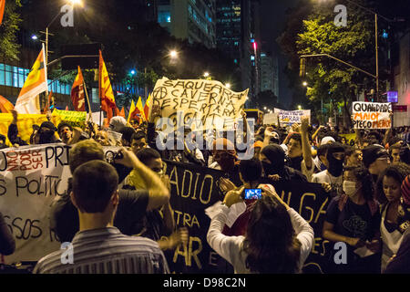 Rio de Janeiro, Brazil. 13th June 2013. The fourth demonstration against the increase in bus fares in Rio de Janeiro, wins thousands on the streets Credit:  Stefano Figalo/Alamy Live News Stock Photo