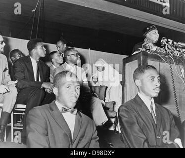 Elijah Muhammad (1897-1975, born Elijah Poole). Converted to Islam in 1931, from 1934 until his death be was leader of the Nation of Islam. Here in 1964 addressing followers including Cassius Clay (Muhammad Ali). Stock Photo