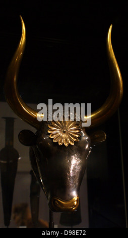 Bull-headed rhyton, original in silver with gold-plated horns. Stock Photo