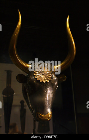 Bull-headed rhyton, original in silver with gold-plated horns. Stock Photo