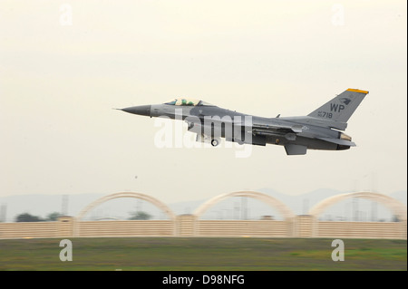 An F-16 Fighting Falcon takes off during a large formation exercise May 31, 2013, at Kunsan Air Base, South Korea. The joint exercise between U.S. and South Korean air forces was designed to hone the skills the airmen learned during Exercise Max Thunder 1 Stock Photo