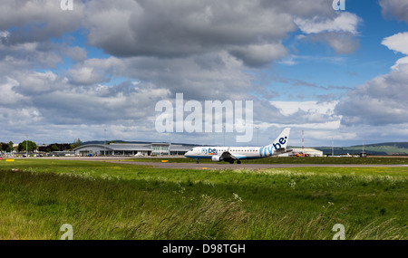 INVERNESS DALCROSS AIRPORT BUILDINGS AND AIRCRAFT ARRIVING ON APRON SCOTLAND Stock Photo