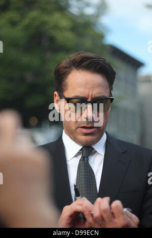 Shelburne Falls, Massachusetts, USA. 14th June 2013. Robert Downey Jr talks with fans and signs autographs during a break from filming 'The Judge,' in Shelburne Falls, Massachusetts,  June 14, 2013. Credit:  Susan Pease/Alamy Live News Stock Photo