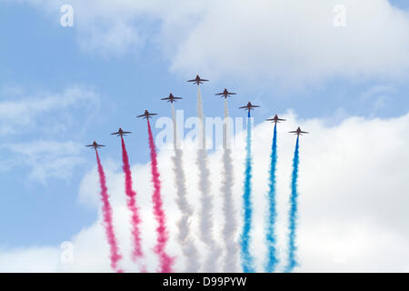 London, UK. 15th June 2013. Red Arrows  perform a flypast on the Queen's official birthday Credit:  amer ghazzal/Alamy Live News Stock Photo