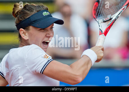 Nuremberg, Germany. 15th June, 2013. Romania's Simona Halep returns the ball during the final against Germany's Petkovic at the WTA Tour in Nuremberg, Germany, 15 June 2013. Photo: DANIEL KARMANN/dpa/Alamy Live News Stock Photo