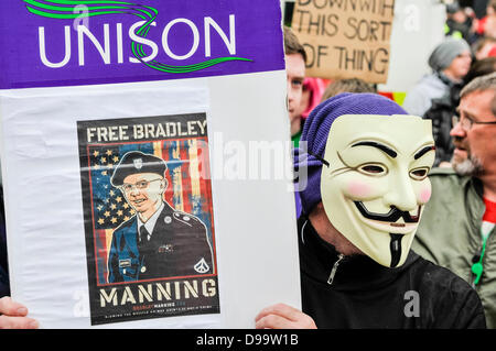 Belfast, Northern Ireland. 15th June 2013. A man wearing a 'V for Vendetta' mask, commonly used by the 'hacker' group Anonymous, holds up a banner calling for the release of Bradley Manning Credit:  Stephen Barnes/Alamy Live News Stock Photo