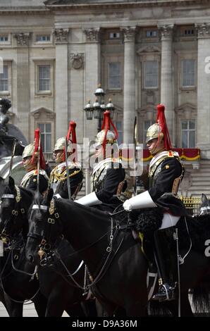 London, UK. 15th June 2013.  The Trooping Colour Parade in London, United Kingdom, The annual  trooping the colour is to honor the Queens official birthday. Credit:  Marcin Libera/Alamy Live News Stock Photo