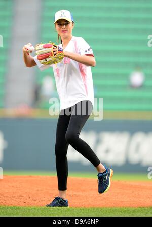 June 13, 2013 - Seoul, SOUTH KOREA - Model Miranda Kerr throws first pitch at Jamsil Baseball Stadium on June 13, 2013 in Seoul, South Korea. (Credit Image: © Janabp/Jana Press/ZUMAPRESS.com) Stock Photo