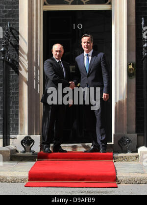 VLADIMIR PUTIN & DAVID CAMERON RUSSIAN PRESIDENT AND BRITISH 16 June 2013 10 DOWNING STREET  LONDON ENGLAND Stock Photo