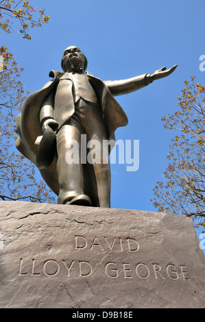 London, England, UK. Statue (2007, by Glynn Williams) David Lloyd George (1863-1945; Prime Minister 1916-22) Parliament Square Stock Photo