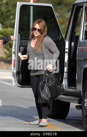 Heavily pregnant Hilary Duff arrives at Saint John's Health Center with two large bags, one of them from Whole Foods, Los Angeles, California - 31.02.12 Stock Photo