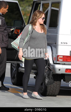 Heavily pregnant Hilary Duff arrives at Saint John's Health Center with two large bags, one of them from Whole Foods, Los Angeles, California - 31.02.12 Stock Photo