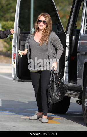 Heavily pregnant Hilary Duff arrives at Saint John's Health Center with two large bags, one of them from Whole Foods, Los Angeles, California - 31.02.12 Stock Photo