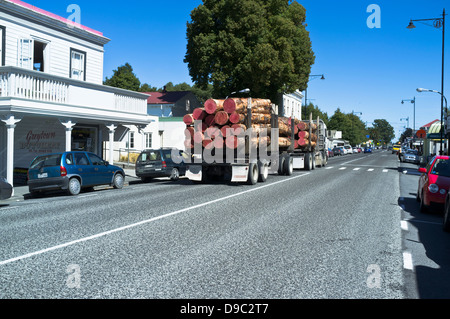dh  GREYTOWN NEW ZEALAND Heavy timber lorry load on Highway 2 Stock Photo