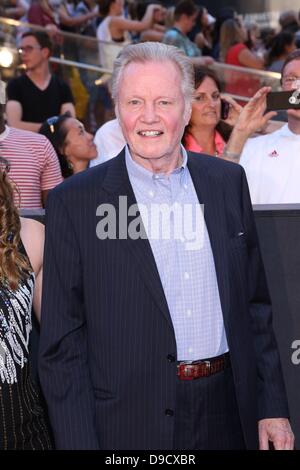 New York, Ny. 17th June, 2013. Jon Voight at arrivals for WORLD WAR Z Premiere, Duffy Square at Times Square, New York, NY June 17, 2013. Credit: Andres Otero/Everett Collection/Alamy Live News Stock Photo