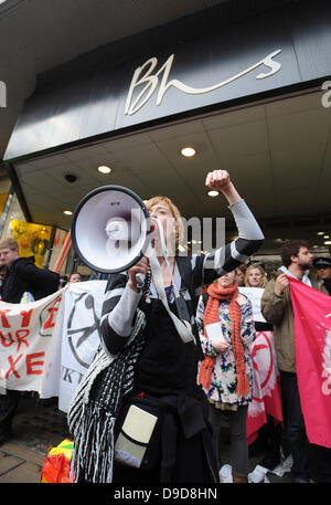 Atmosphere Protestors against spending cuts take part in TUC's 'March For The Alternative' through London. Police say they are deploying 4500 officers and are expecting crowds of 300,000 London, England - 26.03.11 Stock Photo