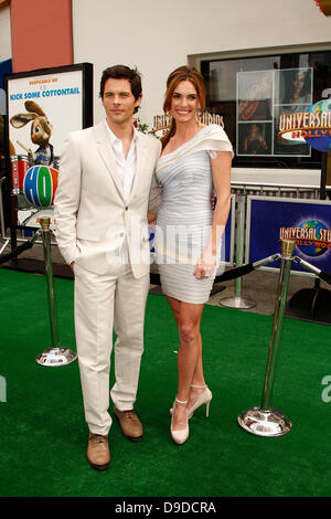 James Marsden, wife Lisa Linde, Los Angeles premiere of 'Hop' at Universal Studios Hollywood Universal City, California - 27.03.11 Stock Photo