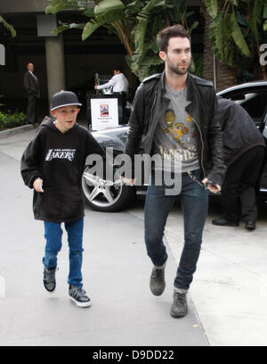Adam Levine And His Son Celebrities Attend An La Lakers Game At The D9dd22 