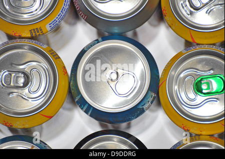 https://l450v.alamy.com/450v/d9ddrg/the-tops-of-a-variety-of-cans-of-fizzy-pop-photographed-against-a-d9ddrg.jpg