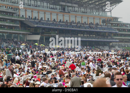 Ascot Berkshire, UK. 18th June 2013.  Racegoers arrive for the opening day of Royal Ascot which is expected to welcome over 300,000 over five days including Her Majesty The Queen and members of the Royal family Credit:  amer ghazzal/Alamy Live News Stock Photo