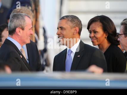 Berlin, Germany. 18th June, 2013. US President Barack Obama and his wife Michelle a welcomed by US ambassador to Germany Philip D. Murphy (l) upon their arrival at Tegel Airport in Berlin, Germany, 18 June 2013. Photo: Michael Kappeler/dpa /dpa/Alamy Live News Stock Photo