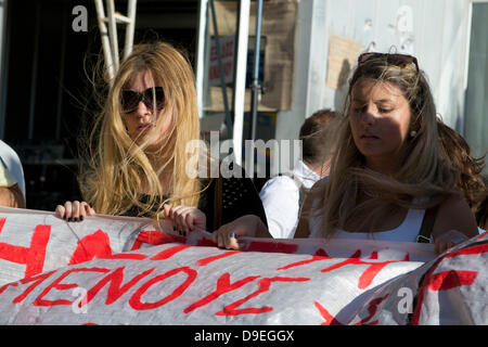 Athens, Greece, June 18th 2013. Students protest against the closure of the Greek state broadcaster, ERT and the lay off of more than two thousand employees. They marched holding anti-government banners and shouted slogans in solidarity with ERT employees. Credit:  Nikolas Georgiou/Alamy Live News Stock Photo