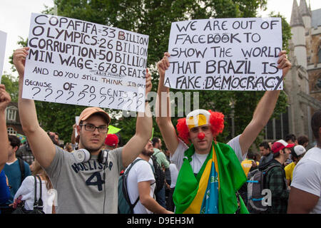 London, UK. 18th June, 2013. Protesters with their placards as Brazilian expatriates demonstrated in London aginst government corruption, spiraling World Cup and Olympics costs and rising transport costs, in solidarity with their compatriots at home. Stock Photo