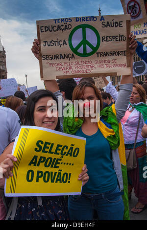 London, UK. 18th June, 2013. Protesters raise their placards as Brazilian expatriates demonstrate in London aginst government corruption, spiraling World Cup and Olympics costs and rising transport costs, in solidarity with their compatriots at home. Stock Photo