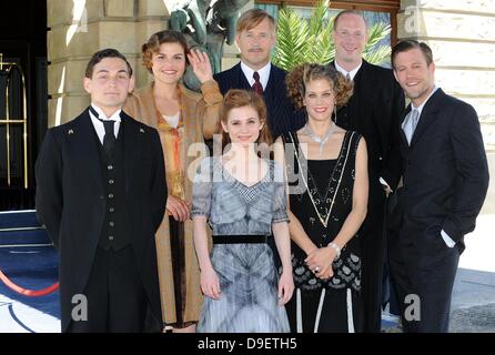 Die Schauspieler (l-r) Johannes Klaußner (Rolle als Kellner), Katharina Wackernagel (als Margarete Loewe), Heino Ferch (Hotelerbe Louis Adlon), Josefine Preuß (als Sonja Schadt), Marie Bäumer (als Hedda Adlon), Johann von Bülow (als Sebastian von Tennen) und Ken Duken (als Julian Zimmermann) posieren am Mittwoch (01.08.2012) in den Bavaria Studios in München (Oberbayern) bei Dreharbeiten zu dem ZDF-Dreiteiler 'Das Adlon: Ein Hotel. Zwei Familien. Drei Schicksale.' Der Historienfilm, der voraussichtlich im Frühjahr 2012 gesendet werden soll, erzählt die schicksalshafte Verbindung zweier Familie Stock Photo