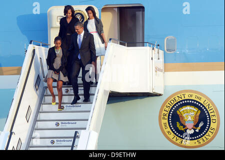 Berlin, Germany. 18th June, 2013. US President Barack Obama , his wife Michelle and their daughters Sasha (L) and Malia (TOP-R) arrive at Tegel Airport in Berlin, Germany, 18 June 2013. Photo: Maurizio Gambarini/dpa/Alamy Live News Stock Photo