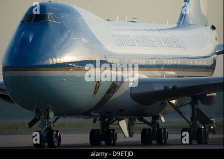 Berlin, Germany. 18th June, 2013. Airforce One with US President Barack Obama arrives at Tegel Airport in Berlin, Germany, 18 June 2013. Photo: Maurizio Gambarini/dpa/Alamy Live News Stock Photo