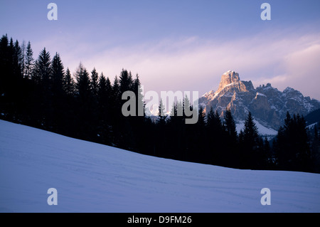 The last run, a view of Sassongher mountain at sunset from a piste at Alta Badia ski resort, Dolomites, South Tyrol, Italy Stock Photo