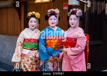 Traditionally dressed Geishas in the old quarter of Kyoto, Japan Stock Photo