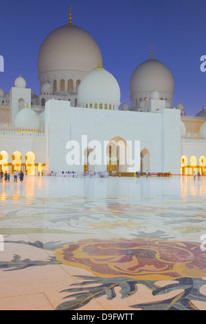 Sheikh Zayed Bin Sultan Al Nahyan Mosque at dusk, Abu Dhabi, United Arab Emirates, Middle East Stock Photo