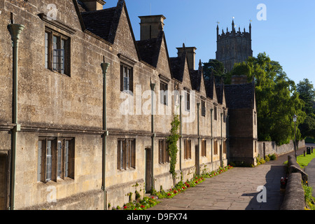 Row of Alms houses and St. James Cotswold wool church, Chipping Campden, Gloucestershire, Cotswolds, England, UK Stock Photo