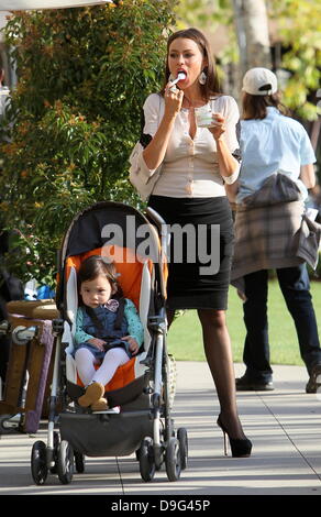 Sofia Vergara on the set of 'Modern Family'. In between takes she enjoys a  Pinkberry ice cream. Glendale, California - 08.03.11 Stock Photo - Alamy