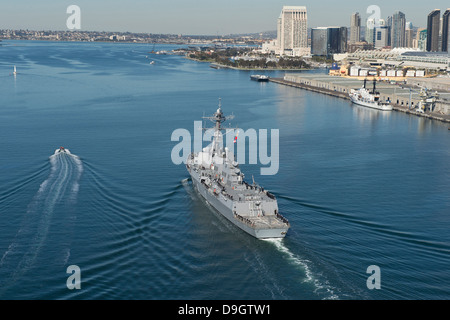 Guided-missile destroyer USS William P. Lawrence departs San Diego Stock Photo