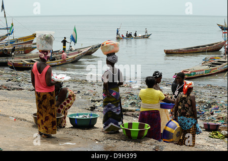 SIERRA LEONE, Western Area Peninsular, fishing harbor in Tombo, food security and the livelihood of small scale coast fisherman are affected by big trawler fleet, market women await the catch Stock Photo