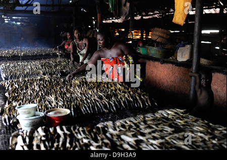 SIERRA LEONE fish smoking unit in Tombo, food security and the livelihood of small fishermen are affected by big trawler Stock Photo