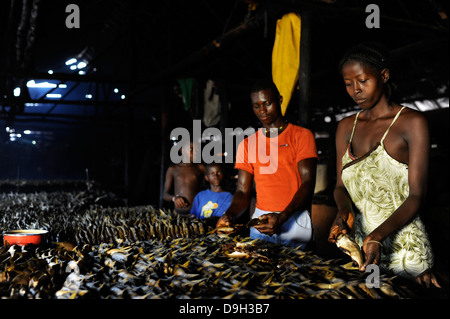 SIERRA LEONE fish smoking unit in Tombo, food security and the livelihood of small fishermen are affected by big trawler Stock Photo