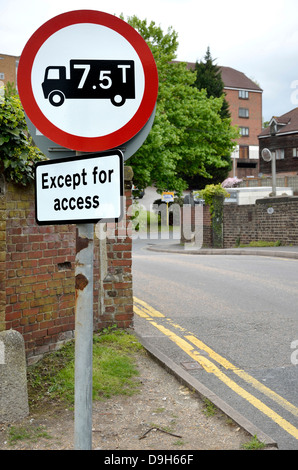 Maidstone, Kent, England. Weight limit of 7.5 tons on narrow bridge over railway line Stock Photo