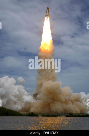 Atlantis STS-135 lifts-off on the final space shuttle mission at NASA's ...