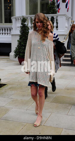 Taylor Swift  leaving her hotel in central London London, England - 21.03.11 Stock Photo