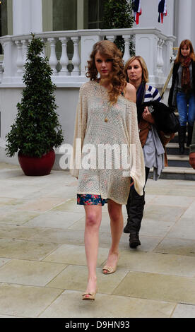 Taylor Swift  leaving her hotel in central London London, England - 21.03.11 Stock Photo